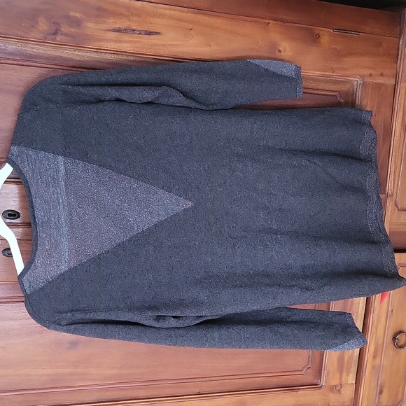 RW&CO sweater v neck - Picture 2 of 8